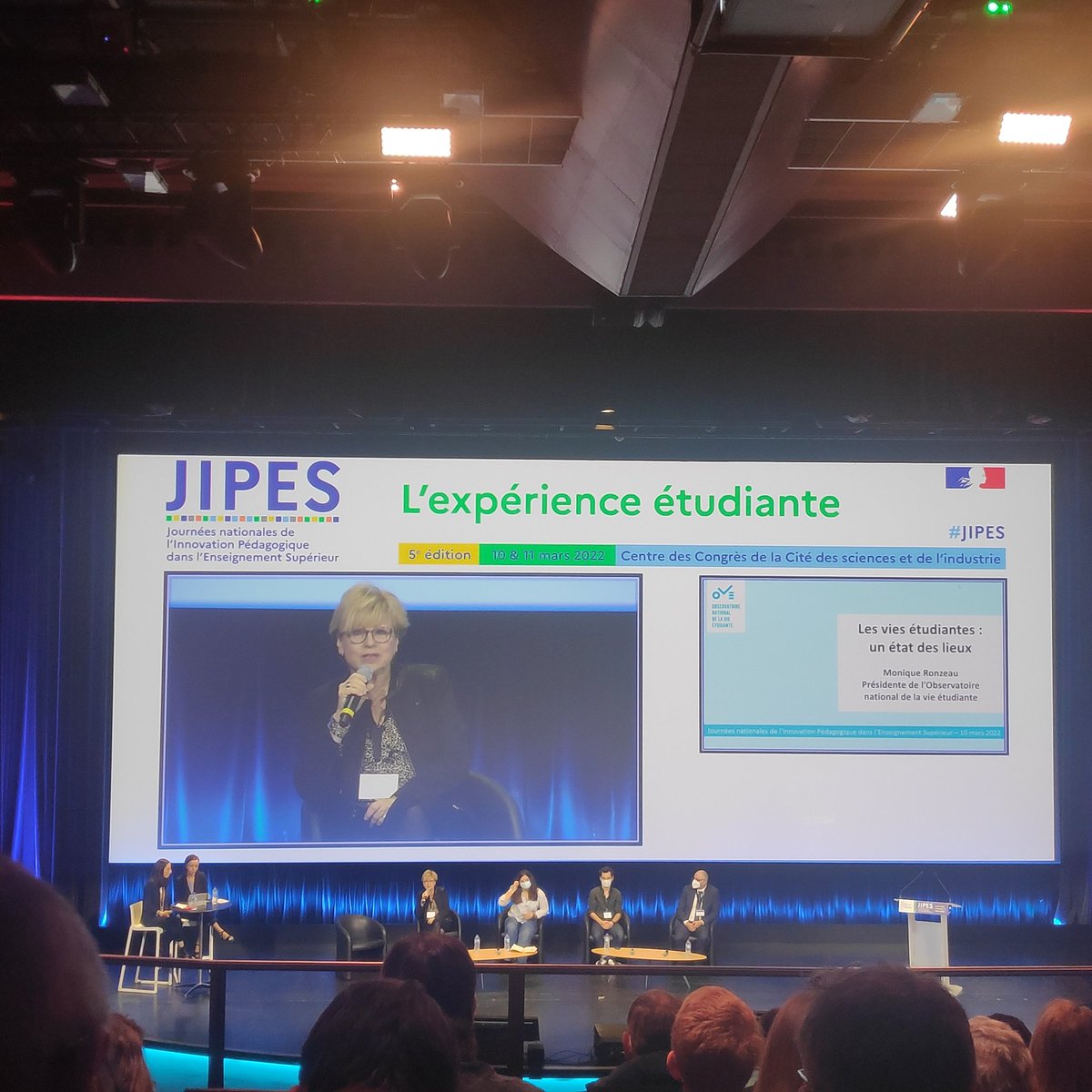 Copcmt's tweet photo. #JIPES| Participation aux journées nationales de l'#innovation pédagogique dans l'enseignement supérieur

Ouverture par @VidalFrederique et @ASBarthez, suivie de la première table ronde sur les vies #étudiantes 

📌 Expérience étudiante 
📌 Bien être
📌 Engagement

Cc @la_feder https://t.co/tXN2mJ8Awq