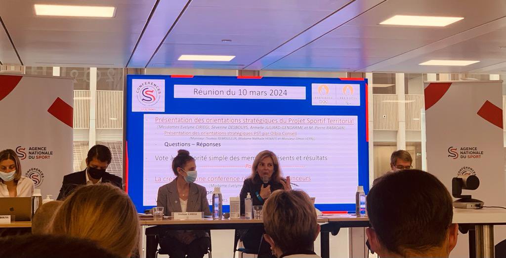 Réunion de la conférence régionale du sport <a href="/iledefrance/">Région Île-de-France</a> <a href="/crosif/">CROS Île-de-France</a> <a href="/EvelyneCiriegi/">Evelyne Ciriegi</a> <a href="/armellegendarme/">Armelle Juliard-Gendarme</a> <a href="/PierreRabadan/">Pierre Rabadan</a> <a href="/karampatrick/">Patrick Karam</a> #sport #financement échanges autour du projet sportif territorial