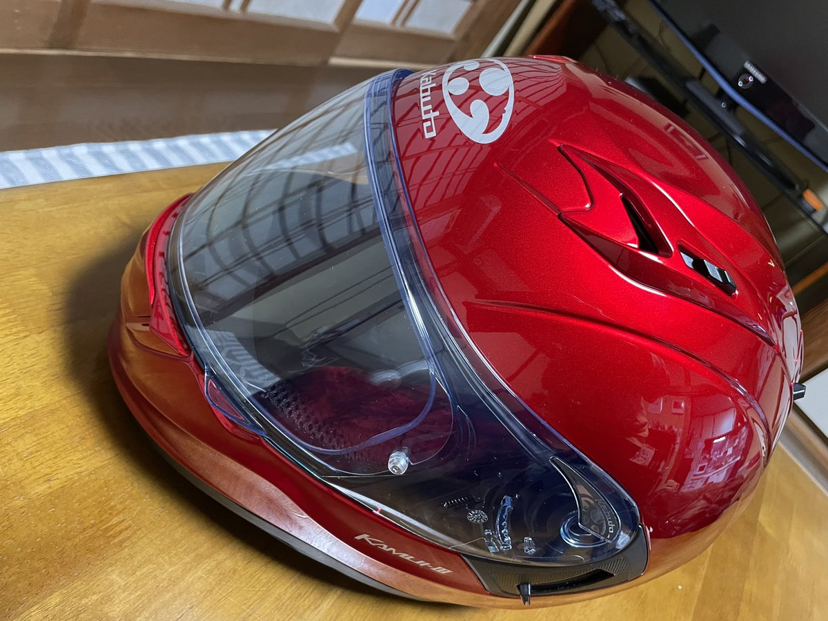 Vik_abi's tweet photo. ヘルメット購入〜‼️
Kabuto KAMUI-Ⅲ シャイニーレッド🌋💥
赤といえば私🤩
つけ心地本当に最高✨
買えてよかった‼️
これつけてバンバン撮影していきますんで、
よろしくお願いしますぅ〜🤲
#バイク好きと繋がりたい 
#Kabuto 
#ヘルメット https://t.co/VGgCaqhZHb
