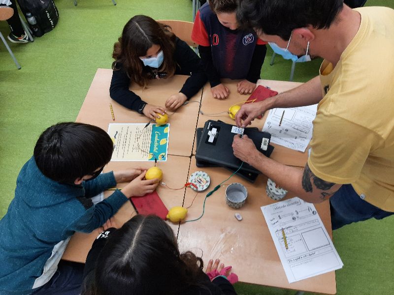 EscolaElsPins's tweet photo. Aquesta setmana l'alumnat de #4tPRI està fent tallers d'experiments en grups col·laboratius  #MètodeCientífic
#Ciècies #STEAM #AprenemFent https://t.co/qRfccixtOD