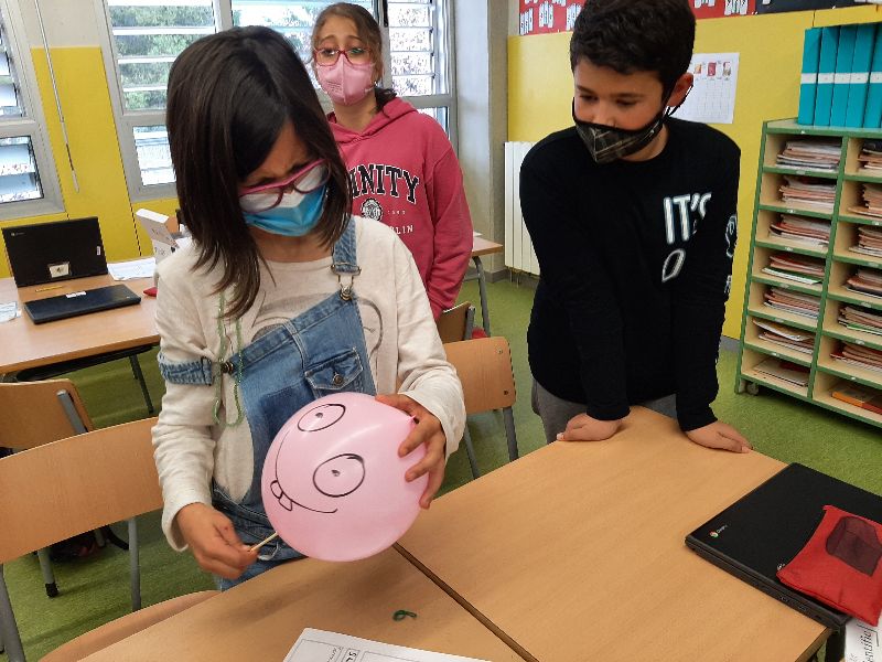 EscolaElsPins's tweet photo. Aquesta setmana l'alumnat de #4tPRI està fent tallers d'experiments en grups col·laboratius  #MètodeCientífic
#Ciècies #STEAM #AprenemFent https://t.co/qRfccixtOD