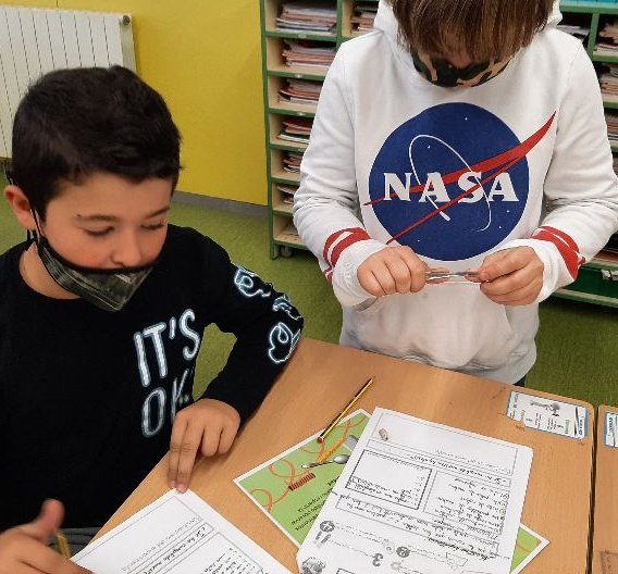 EscolaElsPins's tweet photo. Aquesta setmana l'alumnat de #4tPRI està fent tallers d'experiments en grups col·laboratius  #MètodeCientífic
#Ciècies #STEAM #AprenemFent https://t.co/qRfccixtOD