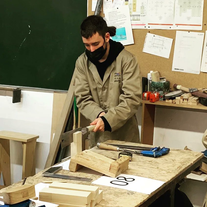fustavromana's tweet photo. Participació de 4 alumnes de l'@InstitutVRomana al XIX Concurs d’Aprenents i estudiants de Fusteria organitzat pel Gremi de la Fusta de Terrassa. Molta sort a tots els paricipants! #wood #fpfusta #fusta #CFGM @ajlagarriga @educaciocat https://t.co/3ey6l2XqQa