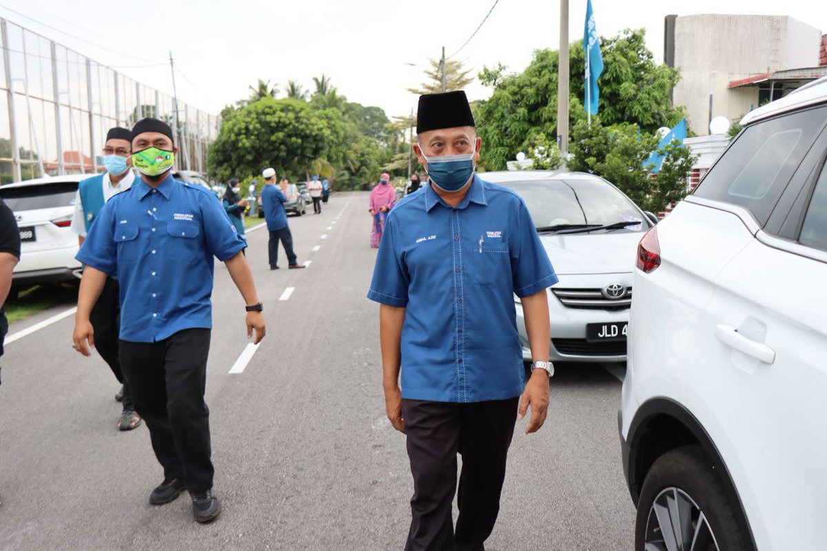 CkgAbdAziz's tweet photo. Bersama Abah kita iaitu Tan Sri Muhyiddin pada pagi ini. 

#DemiBangsaJohor #Johor #PRNJohor #PerikatanNasional #MuoSederap #MaharaniPrihatin https://t.co/AEpXFiDaTJ