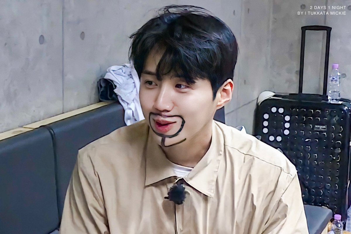 Tukkatamickie37's tweet photo. Summer Vacation Special ◡̈🎵🍉

#KimSeonHo #김선호 
#2D1N #1박2일

📌 https://t.co/yiwEdxkaLL https://t.co/mL9RwjARCF