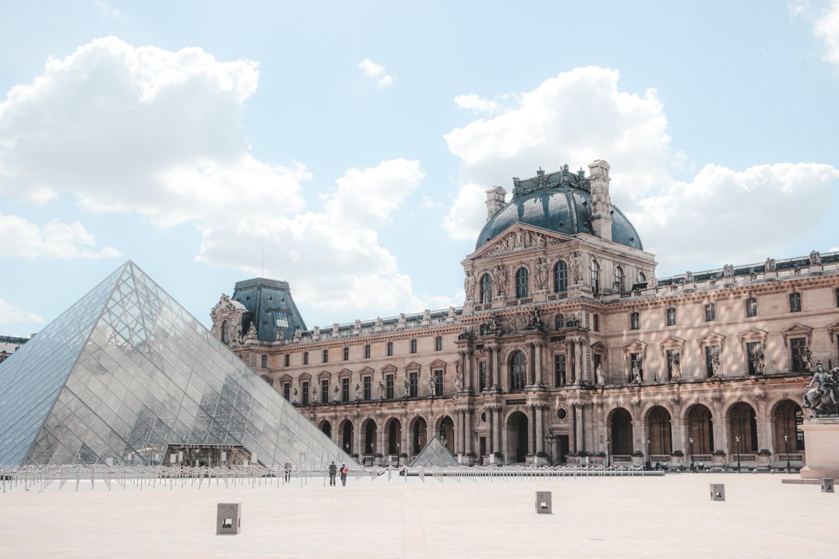 Discover the majestic Louvre Museum, just a few minutes walk from the hotel. What are your favorite spots in Paris ? ✨

#MandarinOrientalParis #louvre #louvremuseum #MakeParisYours