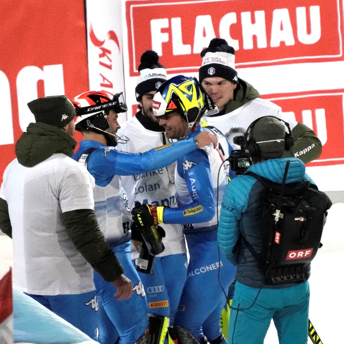 Coninews's tweet photo. La coppa di specialità di slalom, tre medaglie iridate e venti podi in Coppa del Mondo. Ieri @manfredmoelgg ha chiuso la sua meravigliosa carriera sugli sci tra gli applausi del pubblico di Flachau. Grazie Manny! 🙏
👉 https://t.co/DzhAqXX39O
#fisalpine #Moelgg @Fisiofficial https://t.co/nHLjgt14kw