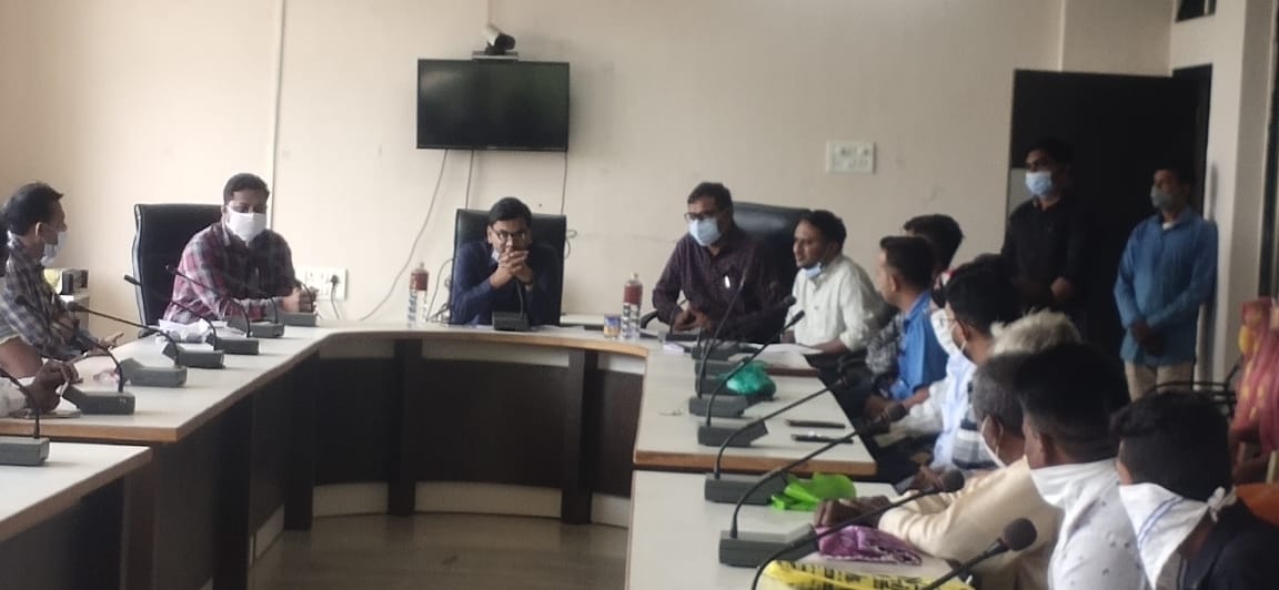 છોટાઉદેપુર જિલ્લાના નસવાડી તાલુકામાં વર્ષ 2021માં શ્રેષ્ઠ કામગીરી કરેલ સરકાર માન્ય વ્યાજબી ભાવની દુકાનના સંચાલકશ્રીઓને પ્રશસ્તિપત્ર આપી સન્માનીત કરવામાં આવ્યા.
<a href="/collectorcu/">Collector Chhotaudepur</a> <a href="/CMOGuj/">CMO Gujarat</a>