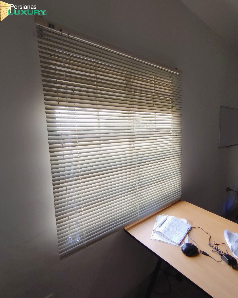 PERSIANASLUXURY's tweet image. #FelizJueves Comunidad😁

#Persiana #Miniflex 
lámina sólida 
Color Almond 

✅ Fabricadas en láminas horizontales de aluminio sólidas o microperforadas

✅ La puedes orientar para tener privacidad o visibilidad

✅ Gran variedad de colores