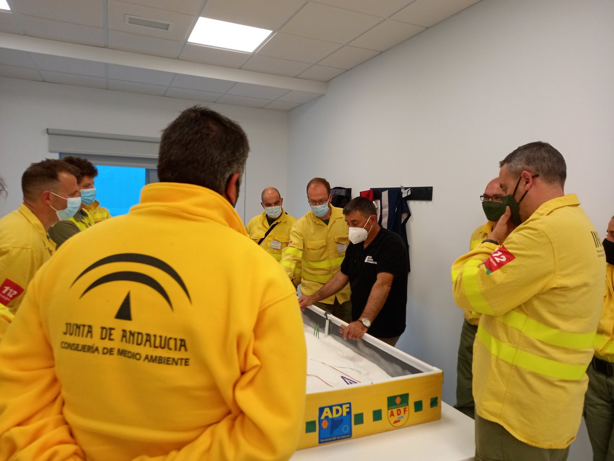 laborambiental's tweet photo. Excelente formación con Emili Dalmau de #graf Barcelona. Ejercicios #if #fuegotecnico con #sandtable en @CILIFO_UE @PauCostaF @SeilafAeropolis https://t.co/z91cfZvxmd