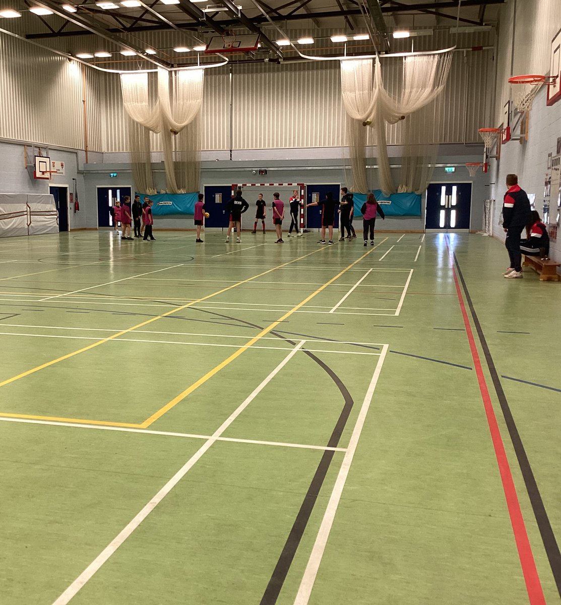 QEHSBrunel_'s tweet photo. Great play from the Brunel Bears so far ๐๐๐#letsgobrunelbears๐ป @QEHSPE great competition and big thanks to Mr Goddard for the outstanding officiating ๐ https://t.co/xenxThPX92