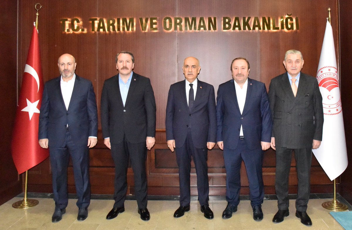 huseyinozturk_1's tweet photo. . @TCTarim Bakanımız Sn. Prof. Dr. Vahit Kirişci’yi ziyaret ettik.

Memur-Sen Gnl. Bşk. @_aliyalcin_, @TmmobOrmuh Gnl. Bşk @HTurkyilmazOMO ve @ozormanis1 Gnl. Bşk @settaraslan  ile gerçekleştirdiğimiz ziyarette Sn. Bakanımız @VahitKirisci'ye ‘hayırlı olsun’ dileklerimizi ilettik. https://t.co/D45zemZpsW