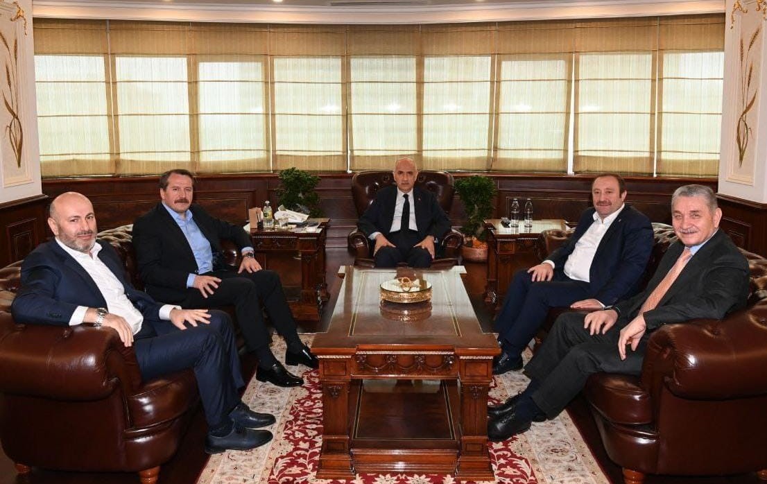 huseyinozturk_1's tweet photo. . @TCTarim Bakanımız Sn. Prof. Dr. Vahit Kirişci’yi ziyaret ettik.

Memur-Sen Gnl. Bşk. @_aliyalcin_, @TmmobOrmuh Gnl. Bşk @HTurkyilmazOMO ve @ozormanis1 Gnl. Bşk @settaraslan  ile gerçekleştirdiğimiz ziyarette Sn. Bakanımız @VahitKirisci'ye ‘hayırlı olsun’ dileklerimizi ilettik. https://t.co/D45zemZpsW