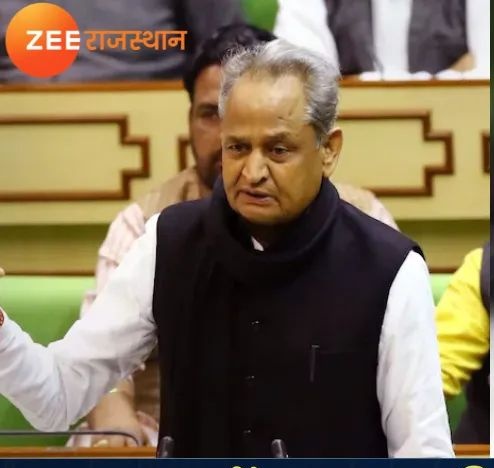 iAbhiAbhinav's tweet photo. 5 में से 4 राज्यों में बीजेपी का जलवा, कांग्रेस के हिस्से में इस बार भी सिर्फ हलवा। क्या राजस्थान कांग्रेस सतर्क है? क्योंकि यहां युवाओं ने तो पहले ही अल्टीमेटम दे रखा है। 
#बाकी_सब_ठीक_है 😂 https://t.co/abNeOyVPhJ