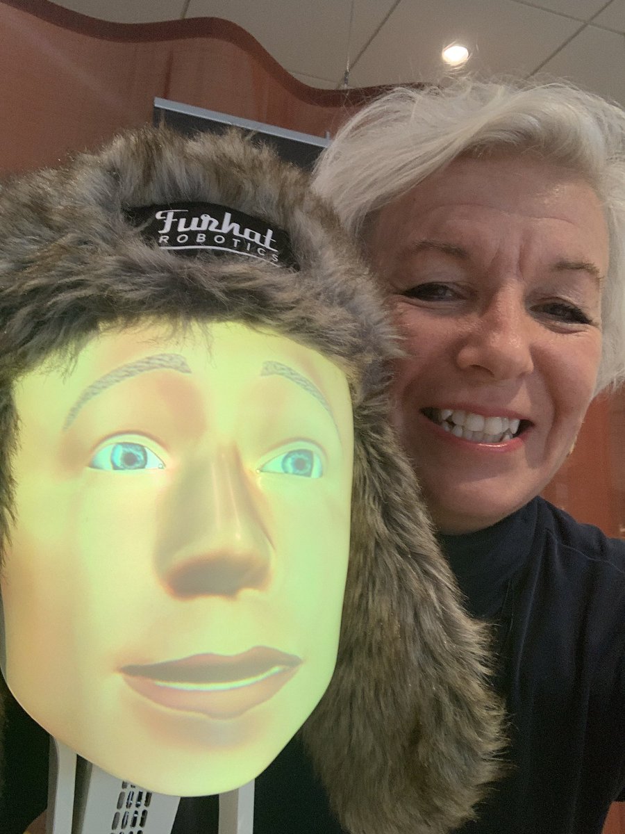 Hejsan, nu är jag här. Jag förstår att ni har saknat mig. 
Ni har ju så tråkigt utan mig