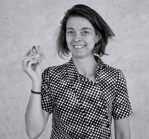 CSTI_UJM's tweet photo. Portrait de chercheuse n°4!
Anne-Magali Seydoux-Guillaume du @LGLTPE, directrice de recherche @CNRS,  vous entraîne dans le monde de l’infiniment petit, à l'intérieur des minéraux. 
Découvrez son portrait par la culture scientifique @Univ_St_Etienne 😀 
👉https://t.co/JDSneJWDW3 https://t.co/naYCm0Dc9C