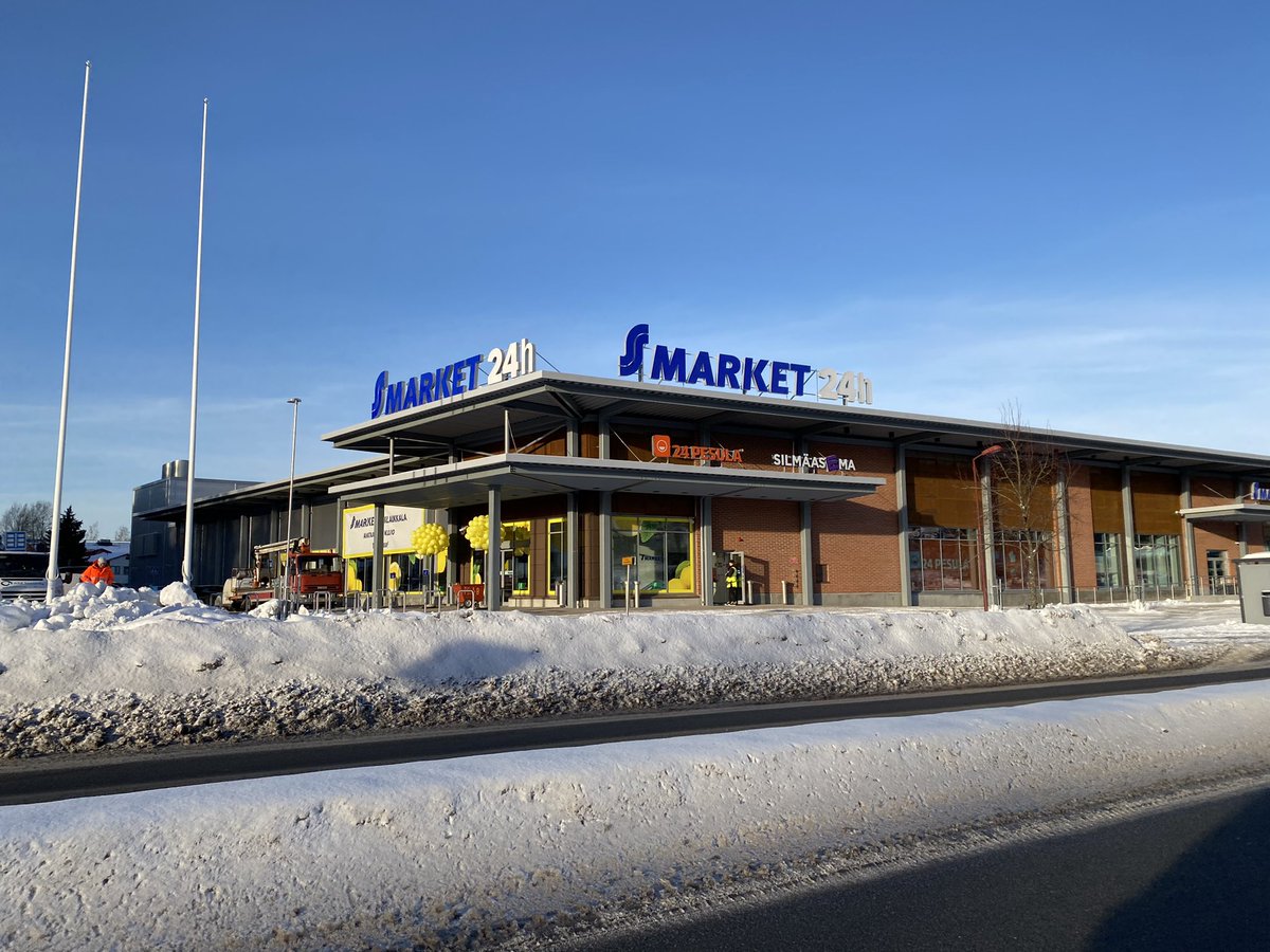 TalsoAri's tweet photo. Uusi S-market Klaukkala on avattu. Poimi kauppareissullasi mukaan vaikkapa Papa Giovannin napolilaista artesaanipizzaa, Siipiyhtiöiden herkullisia wingsejä, Itsudemon susheja tai Fazer myymäläleipomon uunituoreita leipomuksia. Palvelemme 24/7. Tervetuloa tutustumaan! #smarket https://t.co/xT02NJVV1a