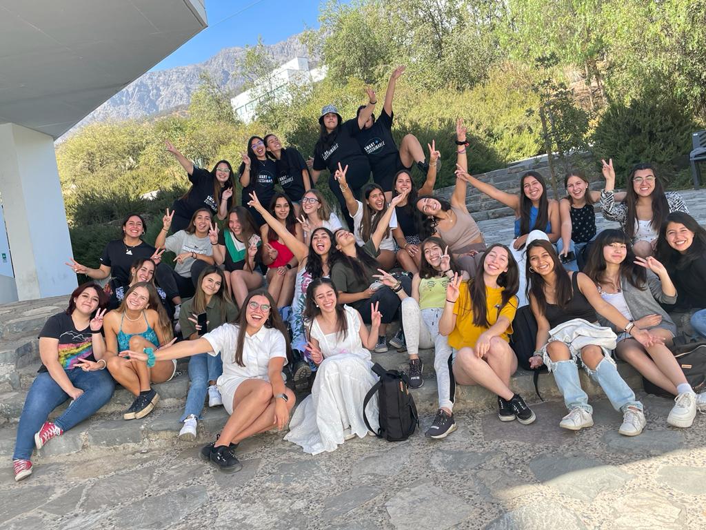 ingenieriaUAI's tweet photo. Este 2022, un 30% de mujeres ingresó a #IngenieríaUAI, un aumento importante considerando que en 2013 la admisión de mujeres era de un 19% .

Ayer, #MujeresIngenieríaUAI dio la bienvenida oficial a las nuevas estudiantes, en los campus de Viña y Santiago. 

¡Bienvenidas! https://t.co/dSMvTl7QSG