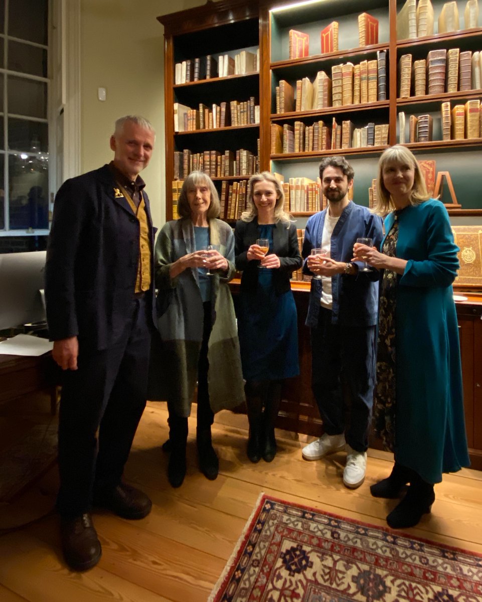 FoxedQuarterly's tweet photo. ‘Five books with startlingly different landscapes & mindscapes: working men’s clubs, Texan plains, Soho dives, Russian prisons, Albanian sitting-rooms . . Striking proof of the imaginative expansion of biography’ || @susannahclapp on #FoxedPrize shortlist
https://t.co/zAlXQTjIPu https://t.co/vbXUXHm2vM