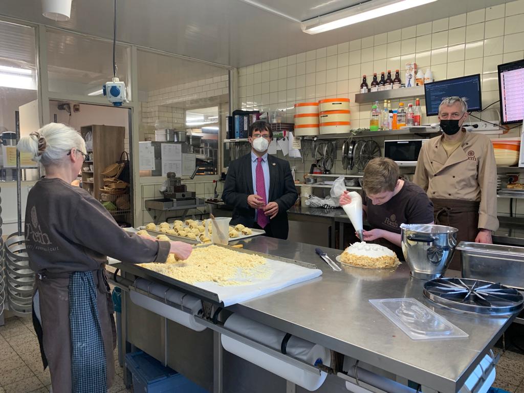 MOptendrenk's tweet photo. #WochedesHandwerks - Besuch beiCafe #Poeth in St.Hubert. Sechs Auszubildende in drei verschiedenen Berufen. Qualitรคt und Nachhaltigkeit. Mitten im Ort. #Heimat #Niederrhein https://t.co/Qo3CDpgQWP