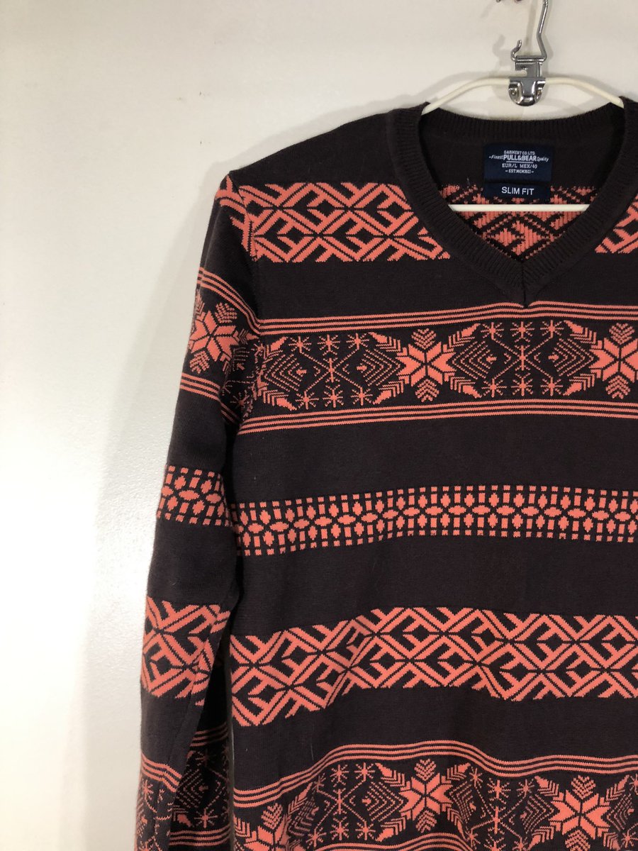 thriftlotus's tweet photo. Winter Pattern Striped V-Neck Pullover
Size: L slim fit(63cm*50cm)
Brand:pull and bear https://t.co/JXVR3Tx33S