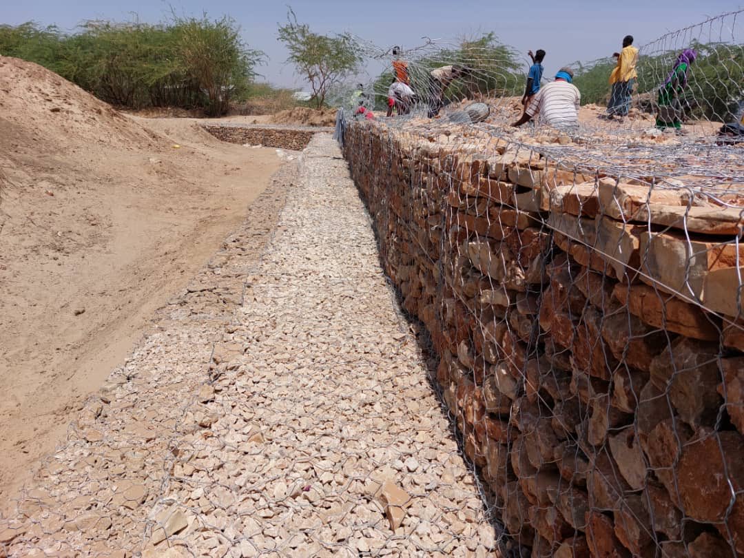 gabowduale's tweet photo. Major works underway in the Helekiliyo flood defense in Beledweyn. Reinforced stone pitching. Thanks to the @DSS_Somalia and the @MoPIED_Somalia for their leadership in this crucial project. @NorwayInSomalia is partnering with the govt on the project https://t.co/7919FOEb2H