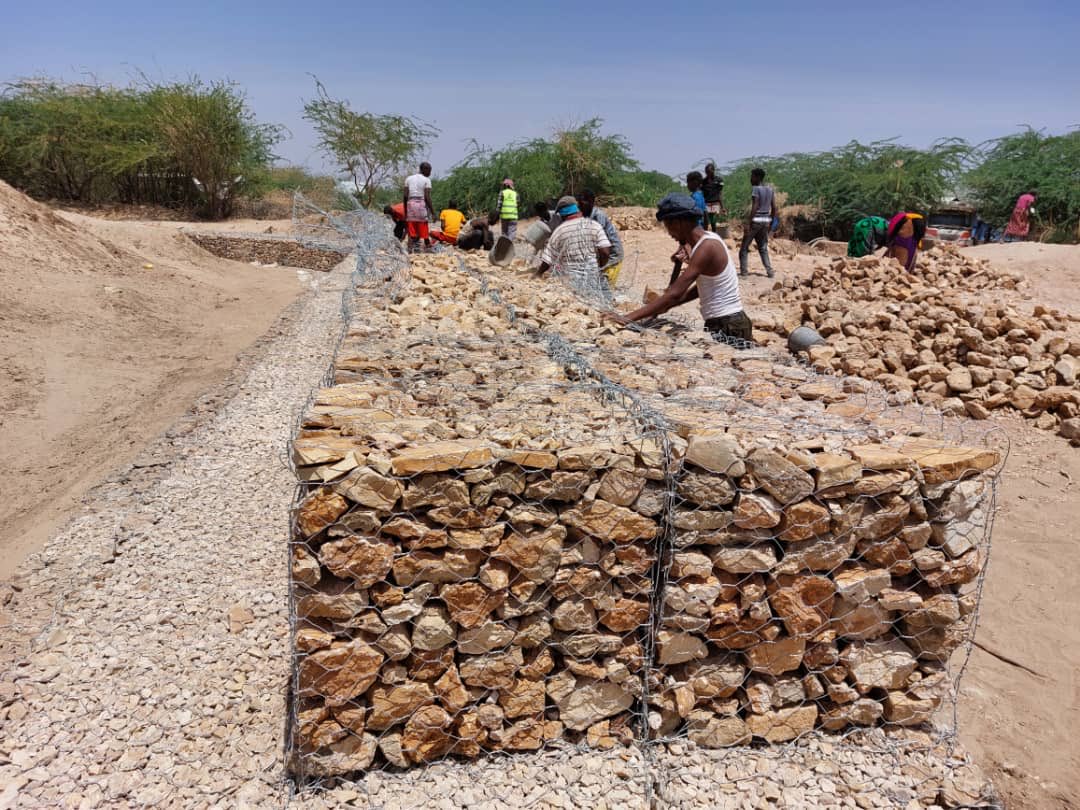 gabowduale's tweet photo. Major works underway in the Helekiliyo flood defense in Beledweyn. Reinforced stone pitching. Thanks to the @DSS_Somalia and the @MoPIED_Somalia for their leadership in this crucial project. @NorwayInSomalia is partnering with the govt on the project https://t.co/7919FOEb2H