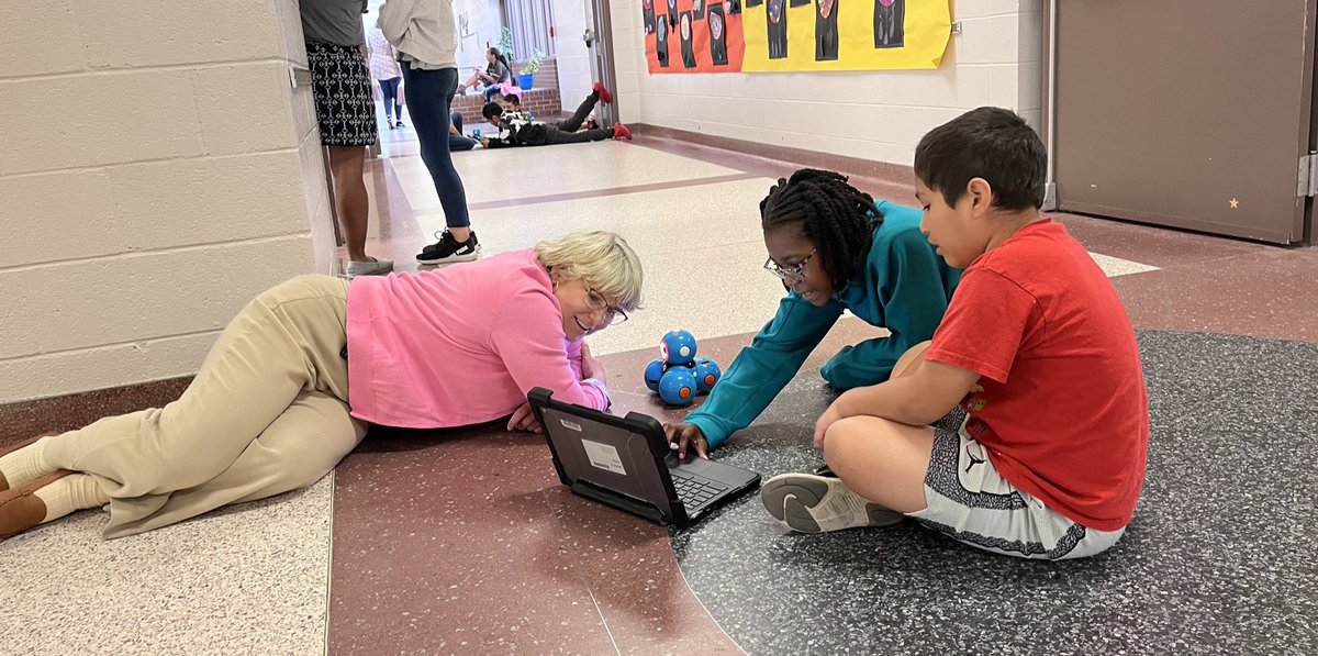 HeckoC's tweet photo. 🤖Teaching the teachers how to code our Dash robots🤖 .  Who’s having more fun? #engagingTheEducators @SGESengagesALL @SaxeGothaEle #StayShining #STEM @WonderWorkshop #LearningSomethingNew @LexingtonOne https://t.co/IzPwFfaDGM