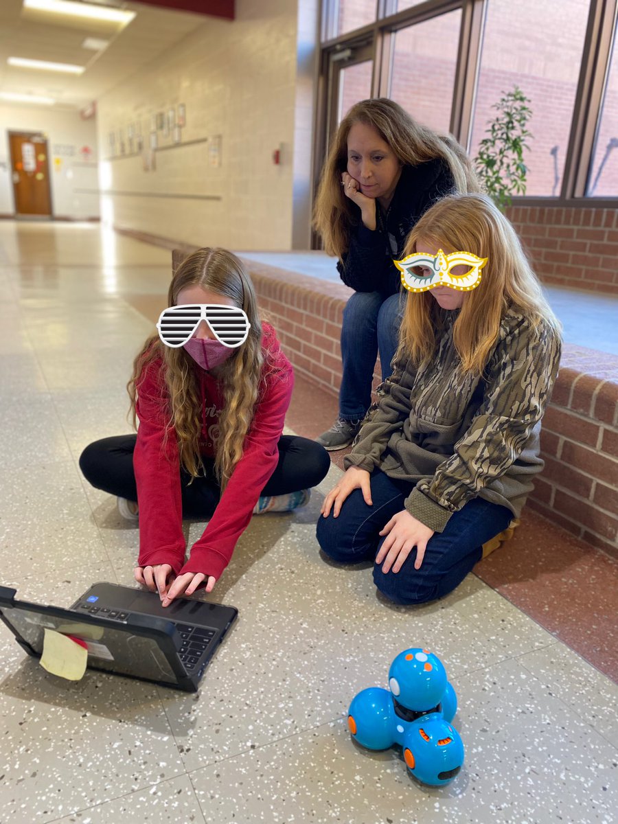 HeckoC's tweet photo. 🤖Teaching the teachers how to code our Dash robots🤖 .  Who’s having more fun? #engagingTheEducators @SGESengagesALL @SaxeGothaEle #StayShining #STEM @WonderWorkshop #LearningSomethingNew @LexingtonOne https://t.co/IzPwFfaDGM