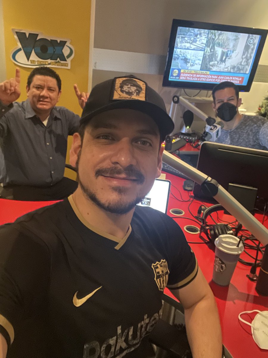 JimmyArturo's tweet photo. Arrancamos ⁦@VoxFut⁩ con ⁦@ocarloshn⁩ ⁦@luislarahn⁩ ⁦@Remero20⁩ ¡Que grande el Real Madrid! ¡Inmenso! Hoy le toca al Barcelona en Europa League…aquí vistiendo sus colores 👍⁦@planetavox⁩ https://t.co/e4VIfzaa7K
