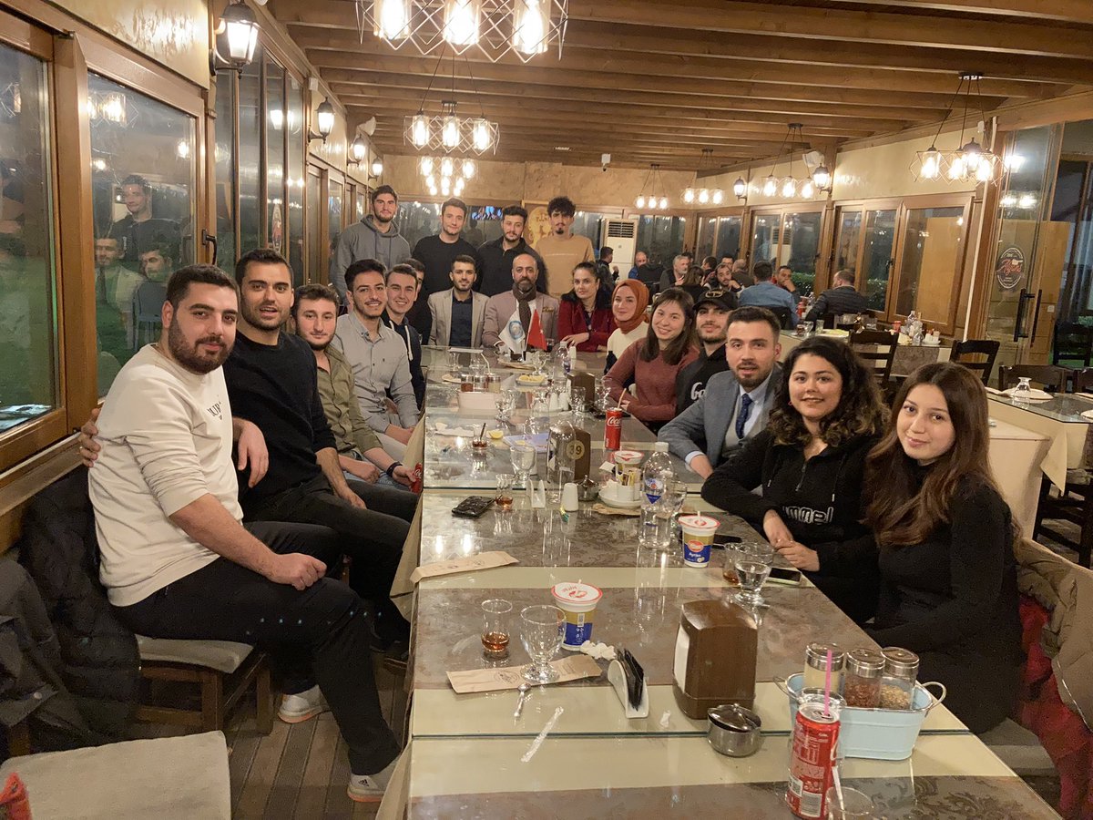 Aylık Olağan Toplantımızı Genç Beşkazalı Üyemiz Mehmet Bayram Doğan’ın Destekleriyle yemekli bir toplantı olarak gerçekleştirdik.Bu Güzel akşamda Gençlerimizi Yalnız Bırakmayan Platform Başkanımız Devrim Karakuş ve Değerli Eşi Melek Altıparmak Karakuş’a teşekkür ederiz.