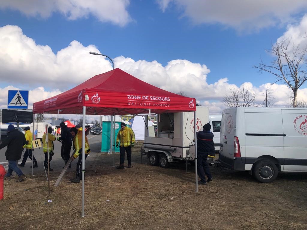 Ce matin, nos pompiers sur place ont préparé 400 repas - pâtes et/ou soupe - pour les réfugiés se trouvant à #Przemysl (en Pologne, à 100km de #Lviv ) grâce au foodtruck de la zone de secours emmené sur place.
#Urkaine <a href="/emma_audrey_fr/">Emma Audrey</a>