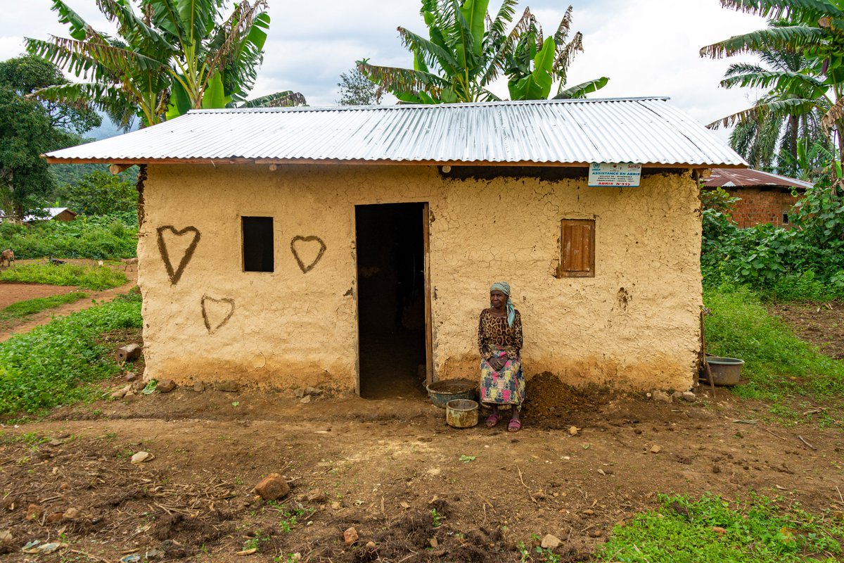 UNHCR_DRC's tweet photo. In📍Mwenga territory, 485 displaced households have benefited from the technical support of #UNHCR and @AidesGoma in building their own shelters with local materials 🛖⚒️🧱

🙏Arigato to @MofaJapan_en 🇯🇵 and the People of Japan for their support to vulnerable people in DRC🇨🇩 https://t.co/D8Dik3UAz0