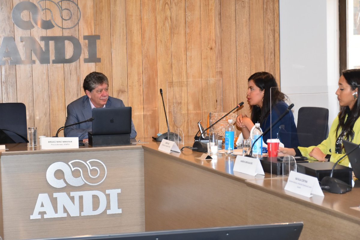 ANDI_Colombia's tweet photo. "Es importante propiciar la presencia de más mujeres en las Juntas Directivas y en esto queremos destacar el rol de la ANDI porque esto genera más rentabilidad y más sostenibilidad a las empresas" Ghedy Gallo, Consejera Presidencial para la @equidad_mujer en #WebinarANDI. https://t.co/vZqu6VqWxR