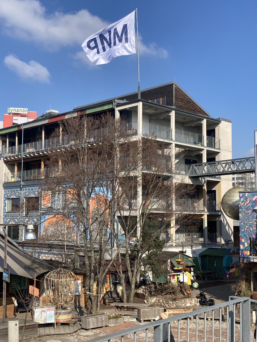 Holzmarkt25's tweet photo. Wir haben eine Notunterkunft auf dem #Holzmarkt25 eingerichtet. Menschen auf der Flucht, die in Berlin ankommen und keine Unterkünfte finden, nehmen wir auf. Wir organisieren Versorgung, Betreuung u. Informationen. Du kannst in Schichten helfen? Melde dich unter: 0172 271 4663 . https://t.co/DrUUUG2cik