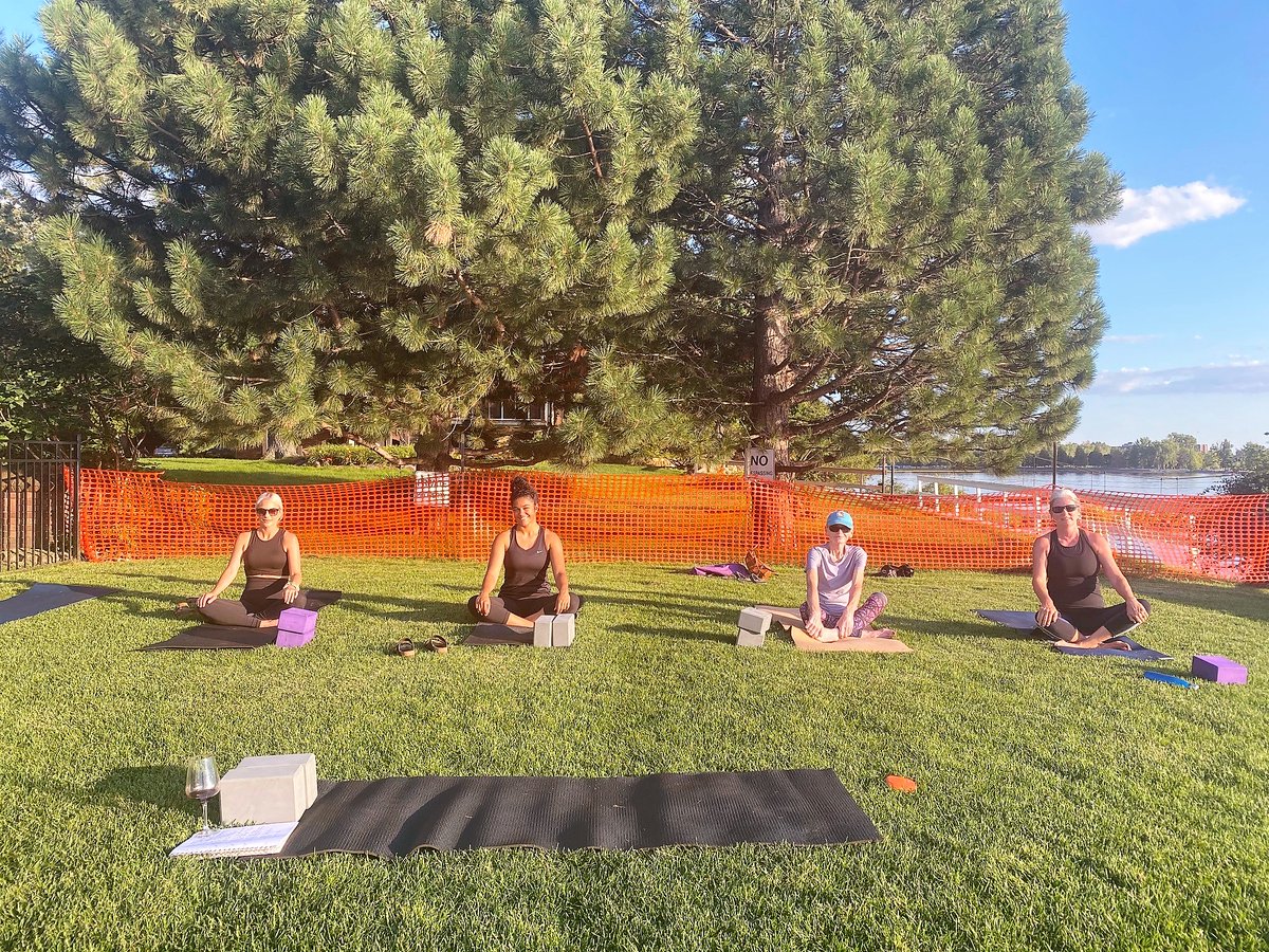 BYCTweet's tweet photo. #TBT to Sunset Yoga on the front lawn! Can't wait for warmer weather but in the meantime, BYC continues to host our Members Wednesday Yoga sessions virtually. info@byc.ca for more info. #membershiphasitsprivileges #BYCLife https://t.co/3yJLIPQMsO