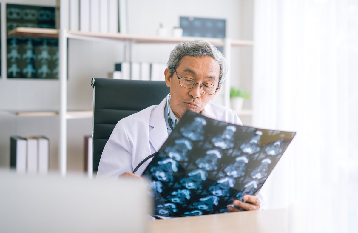 RoyalOsteoPro's tweet photo. Fracture Liaison Services are the gold standard for preventing fractures- our FLS standards outline the quality measures required to deliver best practice care.  Download them here: https://t.co/V87ItQjn24 #osteoporosis #bonehealth #fls https://t.co/dCet5ZiLrA