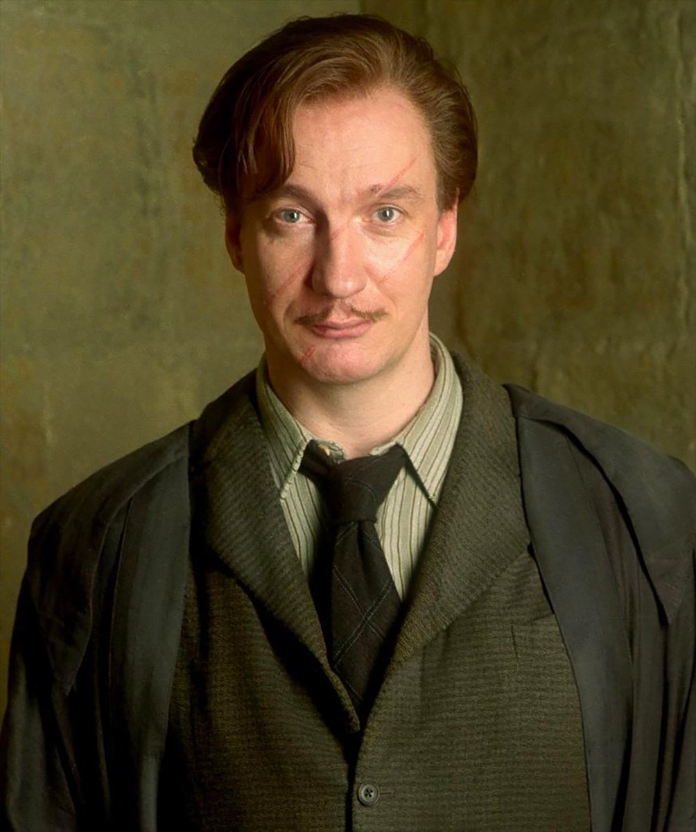 wizardngworldtr's tweet photo. Bugün, mutlu anıların, sadakatin ve çikolatanın önemini bize öğreten Remus Lupin'in doğum günü. Mutlu yıllar Lupin! 🍫 https://t.co/skTO4DOY02