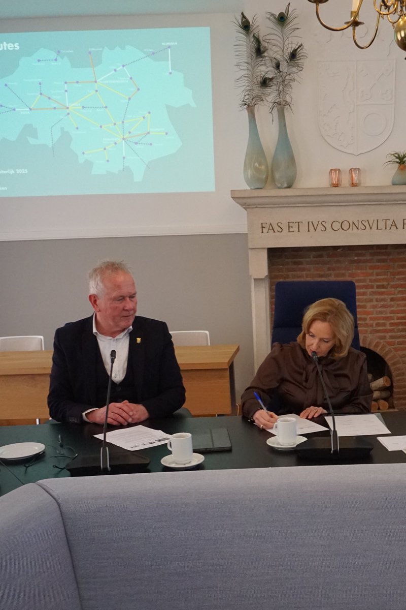 Suzanne_Otters's tweet photo. Er wordt hard gewerkt aan het Brabantse snelfietsroutenetwerk. Met wethouders betrokken gemeenten van de F67 Kempenroute en F58 Tilburg-Eindhoven gisteren intentieovereenkomsten getekend. De F2 Eindhoven-’s-Hertogenbosch volgt snel. #brabantfietst#snelfietsroutesinbrabant#sjees https://t.co/jAUq4IvEf2