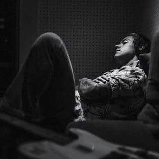 __pleasing__'s tweet image. Harry in black and white 
A Thread: