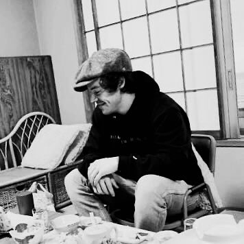 __pleasing__'s tweet image. Harry in black and white 
A Thread: