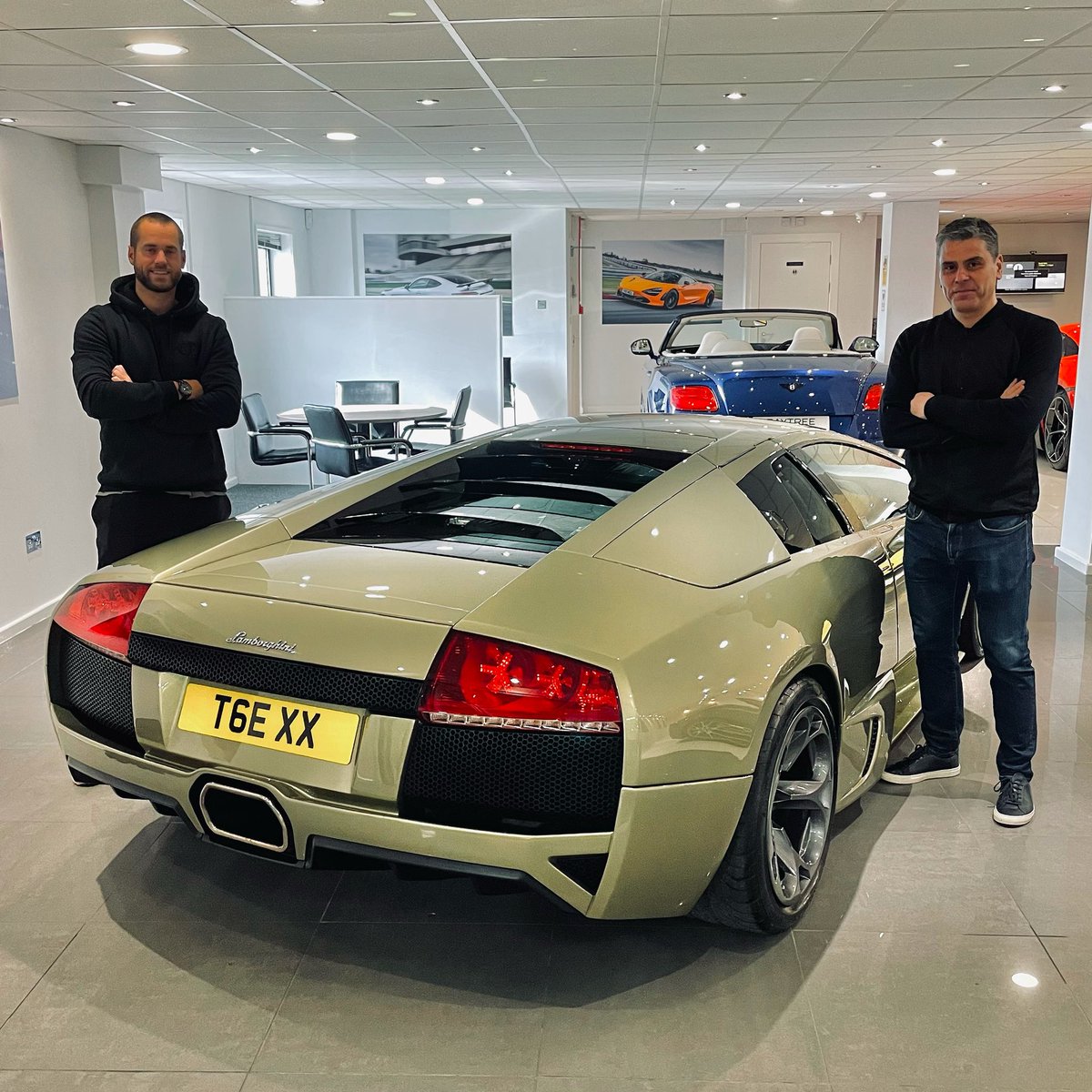 The keys to our #VerdeDraco Lamborghini Murcielago LP640 are now in the hands of <a href="/TGE_LDNM/">TGE</a> 🍾🙌 Huge congratulations Tom, this will sit very nicely alongside the Carrera GT 💎 #lamborghini #murcielago #manual #lp640 #sold #porsche #porschecarreragt #gt #baytreecars #baytree