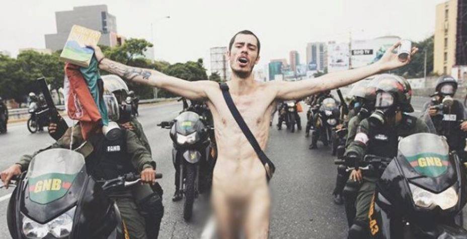 MNa_Orteg1's tweet photo. @gerardopalanco ¿Sera? los hombres tambien se desnudan al protestar y no veo a nadie juzgandolos, ellos si pueden hacerlo, son unos valientes. En cambio hagalo una mujer y todos enloquecen. MISOGINOS!!! https://t.co/VEFxA1jxNj