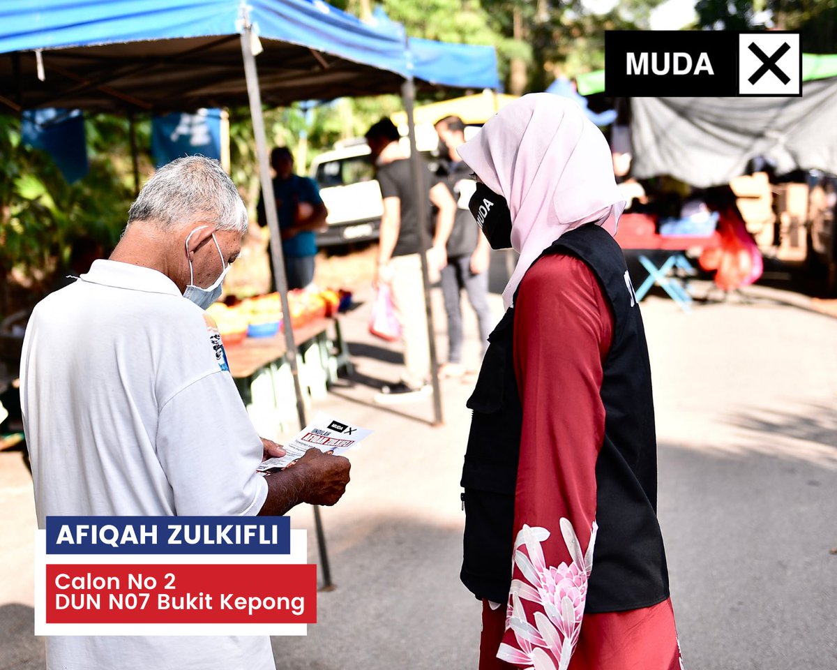 nur_zlkfl's tweet photo. Petang tadi berkempen dan beramah mesra bersama pengunjung di Pasar Tani Pekan Gombang. 

Saya terharu dan berterima kasih kepada penduduk yang terus memberikan kata semangat dan sokongan. 

Demi Bukit Kepong! 

#Afiqah4BukitKepong 
#BukitKepongKedepan
#MembangunBersama
#MUDA https://t.co/JNdds0nHA7