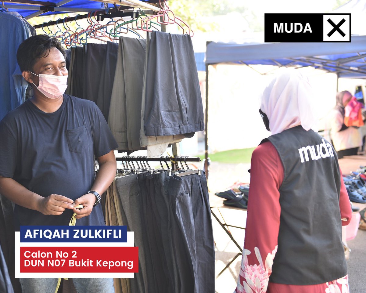 nur_zlkfl's tweet photo. Petang tadi berkempen dan beramah mesra bersama pengunjung di Pasar Tani Pekan Gombang. 

Saya terharu dan berterima kasih kepada penduduk yang terus memberikan kata semangat dan sokongan. 

Demi Bukit Kepong! 

#Afiqah4BukitKepong 
#BukitKepongKedepan
#MembangunBersama
#MUDA https://t.co/JNdds0nHA7