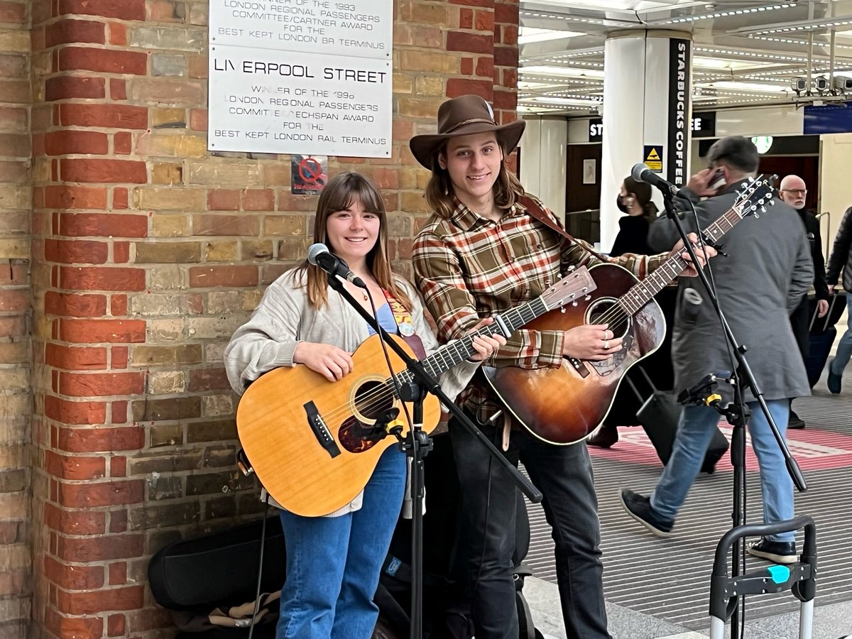 🎶Live Music at Liverpool Street Wednesday-Friday from Midday-6pm. 

🎸Beautiful music today from Gaish &amp; Gleaves - here until 4pm

<a href="/BuskInLondon/">BuskInLondon</a>
