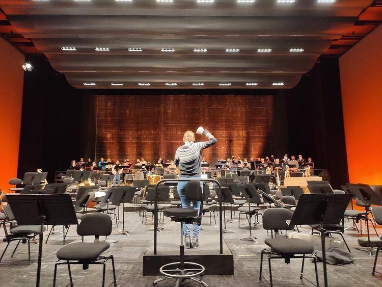 accentus's tweet photo. Un avant-goût du concert Missa Solemnis qui aura lieu les 11 et 12 mars à l' @operaderouen ! Quelques photos issues des répétitions avec la cheffe de chœur Katharina Wincor avec qui nous collaborons dans le cadre du projet d'insertion professionnelle Momentum. https://t.co/Oq4lQTTfCR