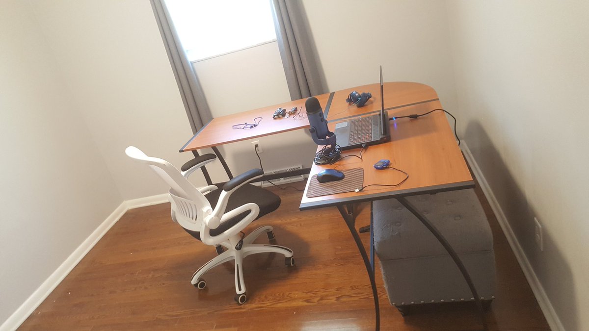 tayuface's tweet photo. It ain't much to look at yet, but I'm turning bedroom 2 into an office / recording space. Might get a fancy usb keyboard so I can get back to writing music and such. https://t.co/6lDfn6aKuQ
