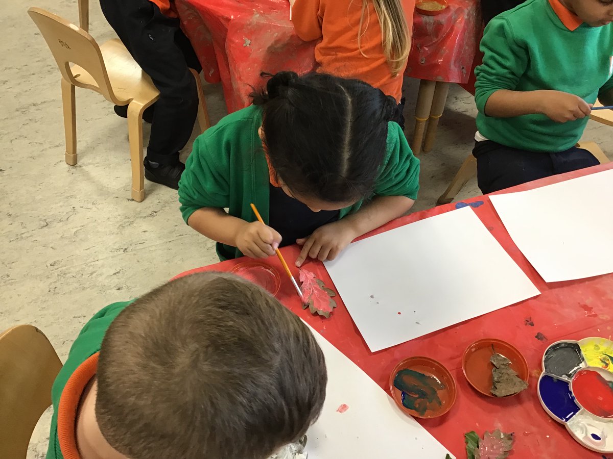 primary_ba's tweet photo. Year 1 had a busy afternoon making habitats for a polar bear and then colour mixing for leaf printing. #leaf #worldbookweek #science #art #ba_primary https://t.co/S4Us3PFVQo