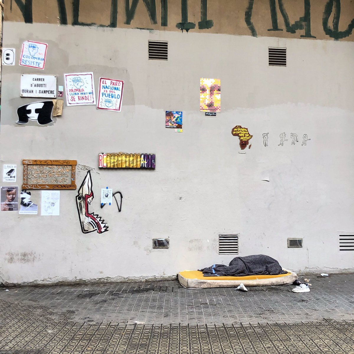 labcninvisible's tweet photo. La realidad que a nadie parece importar. 10 de Marzo de 2022. #barcelonainvisible #homeless #sinhogar #sensellar #pobresa #pobreza https://t.co/Liv0PMoEqt